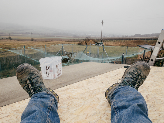 Putting down bitumen on the roof