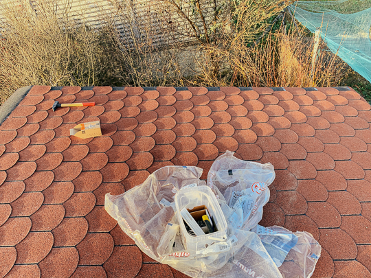 Putting down bitumen on the roof